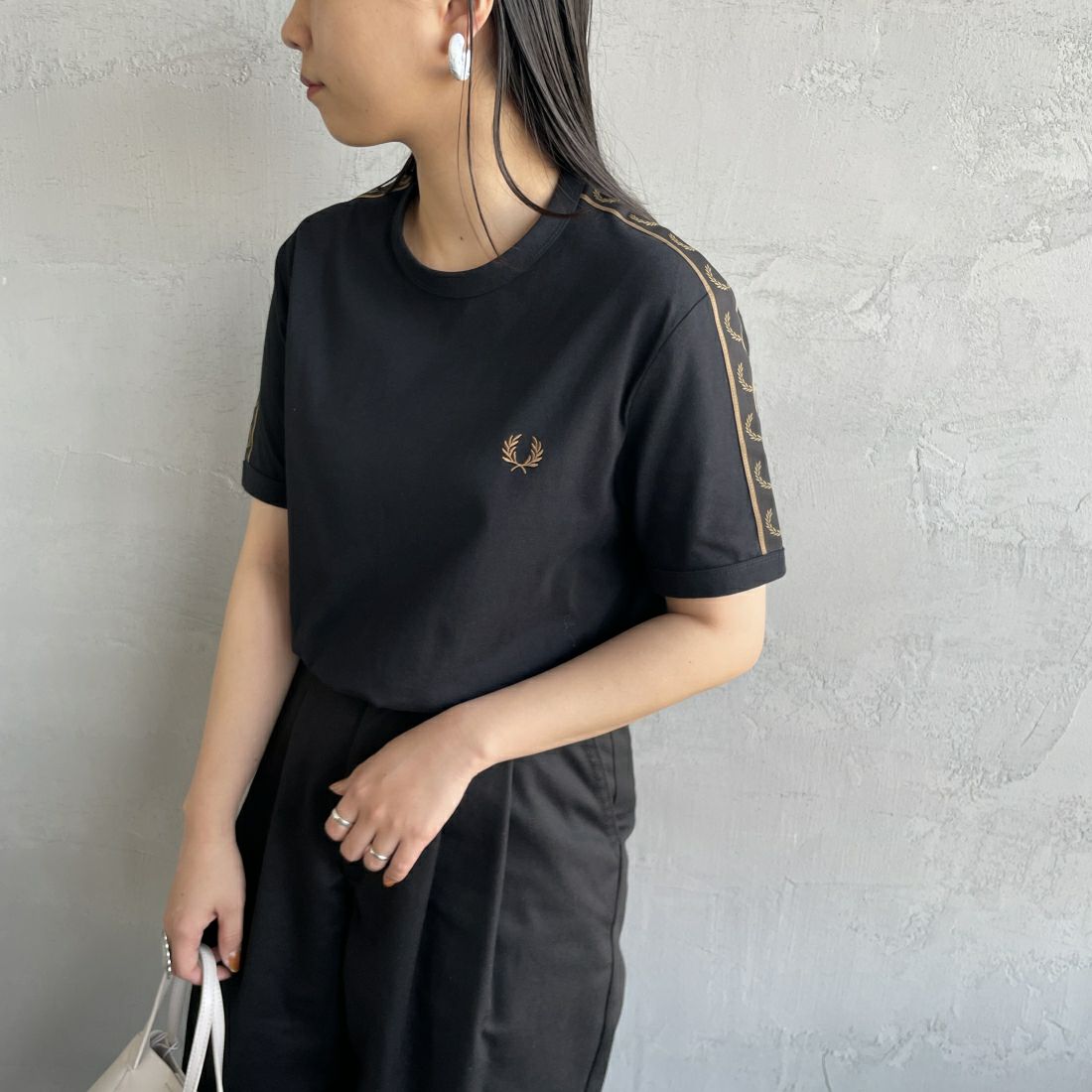 FRED PERRY [フレッドペリー] コントラストテープ リンガーTシャツ [M4613] U78 BLACK &&モデル身長：156cm 着用サイズ：S&&