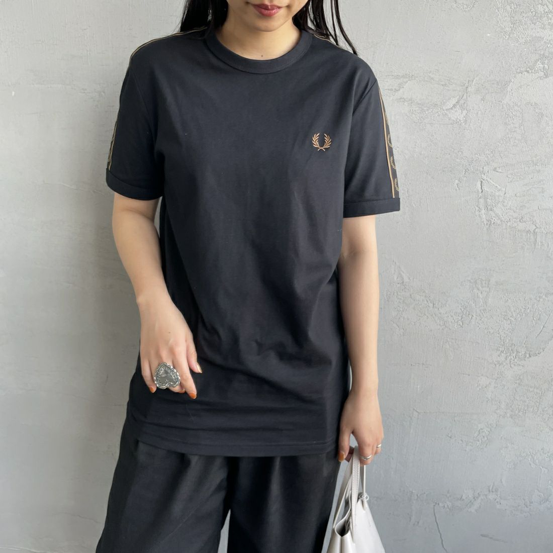 FRED PERRY [フレッドペリー] コントラストテープ リンガーTシャツ [M4613] U78 BLACK &&モデル身長：156cm 着用サイズ：S&&