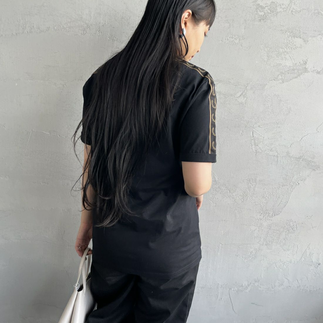 FRED PERRY [フレッドペリー] コントラストテープ リンガーTシャツ [M4613] U78 BLACK &&モデル身長：156cm 着用サイズ：S&&