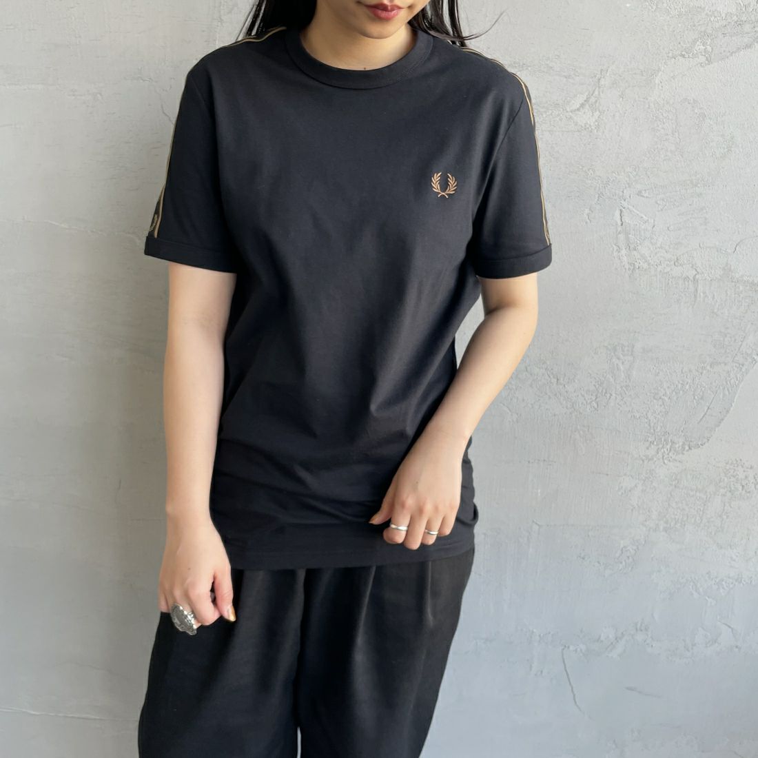 FRED PERRY [フレッドペリー] コントラストテープ リンガーTシャツ [M4613] U78 BLACK &&モデル身長：156cm 着用サイズ：XS&&