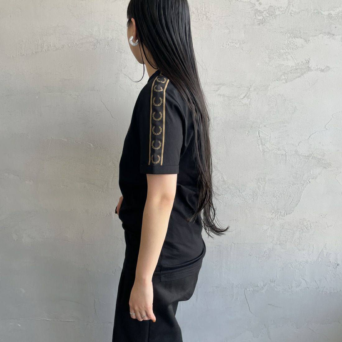 FRED PERRY [フレッドペリー] コントラストテープ リンガーTシャツ [M4613] U78 BLACK &&モデル身長：156cm 着用サイズ：XS&&