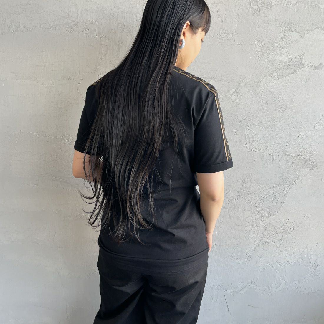 FRED PERRY [フレッドペリー] コントラストテープ リンガーTシャツ [M4613] U78 BLACK &&モデル身長：156cm 着用サイズ：XS&&