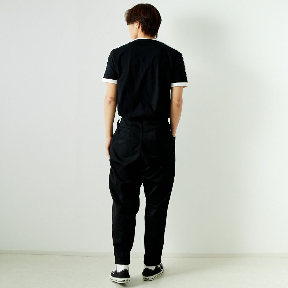 FRED PERRY [フレッドペリー] テープドリンガーTシャツ [M4620] 102 BLACK &&モデル身長：179cm 着用サイズ：L&&