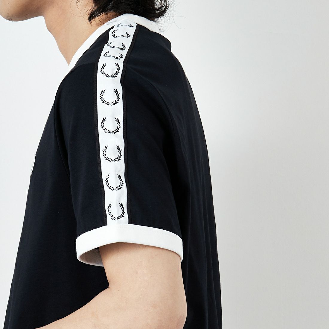 FRED PERRY [フレッドペリー] テープドリンガーTシャツ [M4620] 102 BLACK &&モデル身長：179cm 着用サイズ：L&&