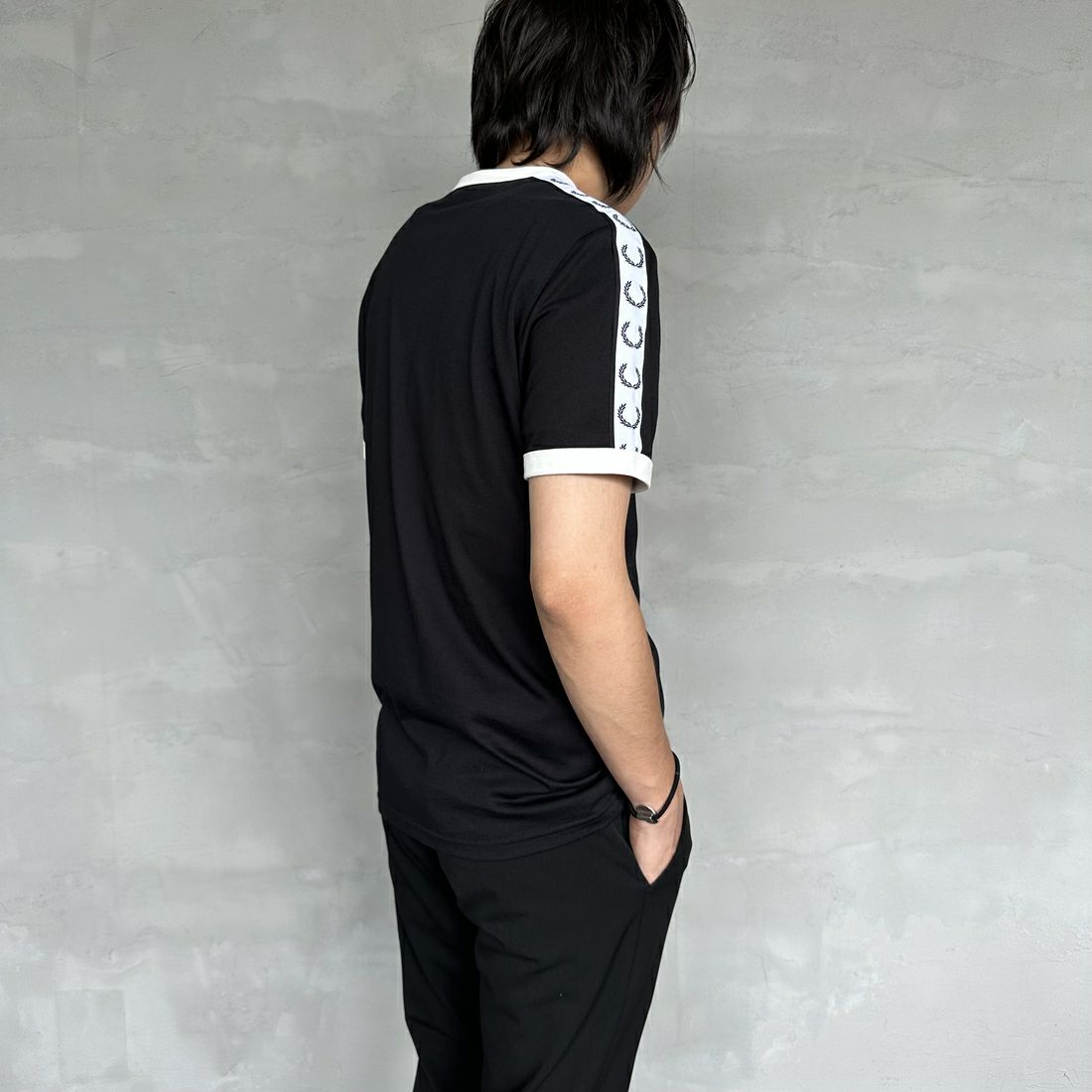 FRED PERRY [フレッドペリー] テープドリンガーTシャツ [M4620] 102 BLACK &&モデル身長：173cm 着用サイズ：M&&