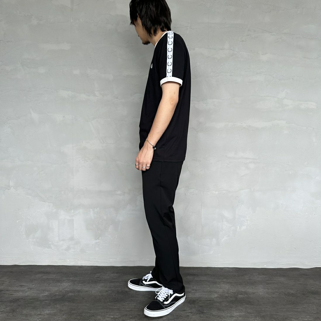 FRED PERRY [フレッドペリー] テープドリンガーTシャツ [M4620] 102 BLACK &&モデル身長：173cm 着用サイズ：M&&