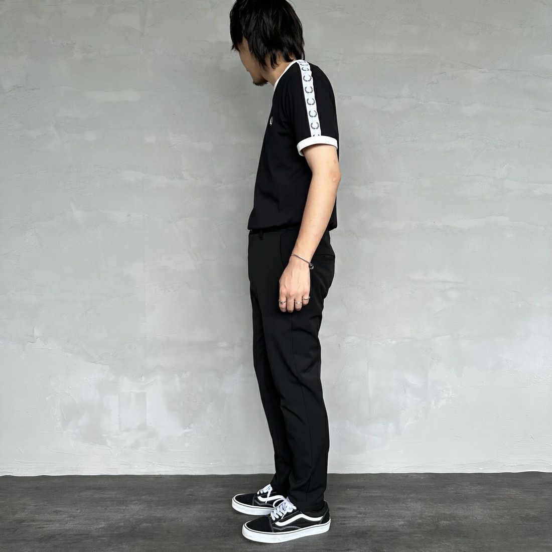 FRED PERRY [フレッドペリー] テープドリンガーTシャツ [M4620] 102 BLACK &&モデル身長：173cm 着用サイズ：M&&