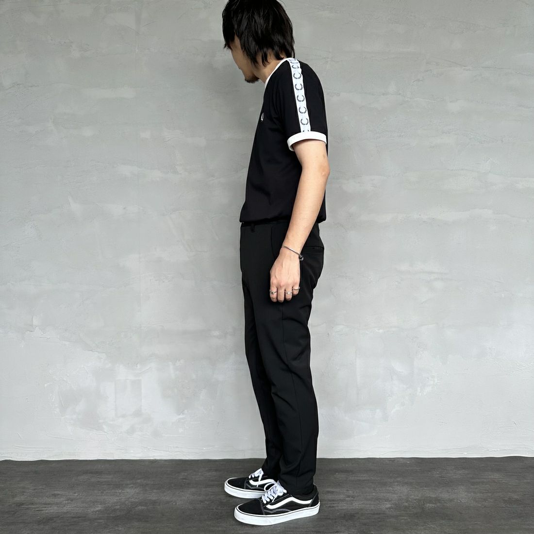 FRED PERRY [フレッドペリー] テープドリンガーTシャツ [M4620] 102 BLACK &&モデル身長：173cm 着用サイズ：M&&