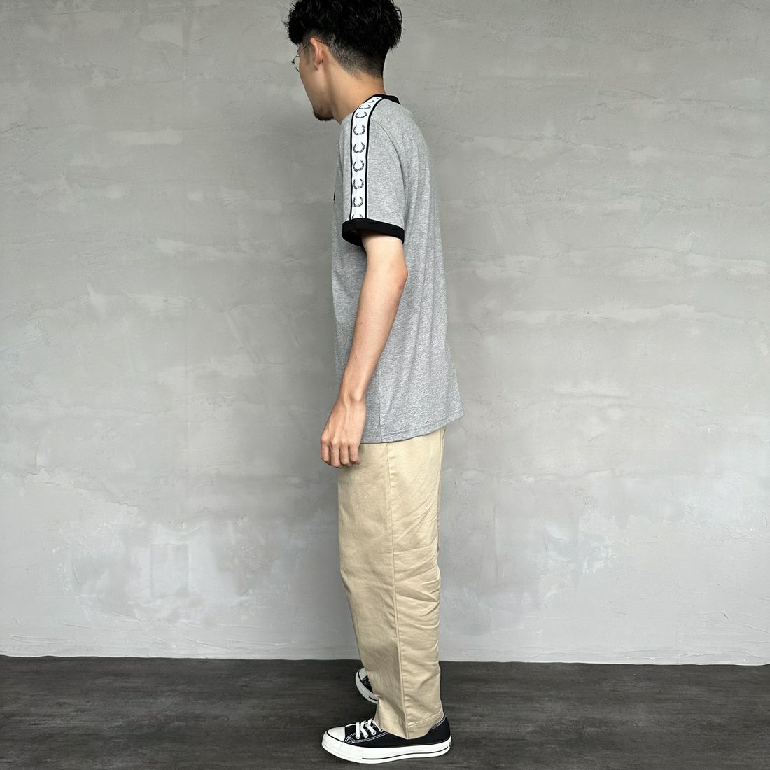 FRED PERRY [フレッドペリー] テープドリンガーTシャツ [M4620] 420 STEEL &&モデル身長：168cm 着用サイズ：M&&