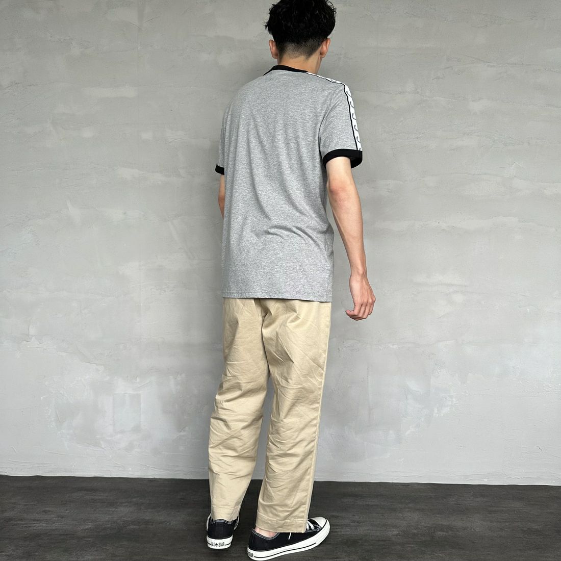 FRED PERRY [フレッドペリー] テープドリンガーTシャツ [M4620] 420 STEEL &&モデル身長：168cm 着用サイズ：M&&