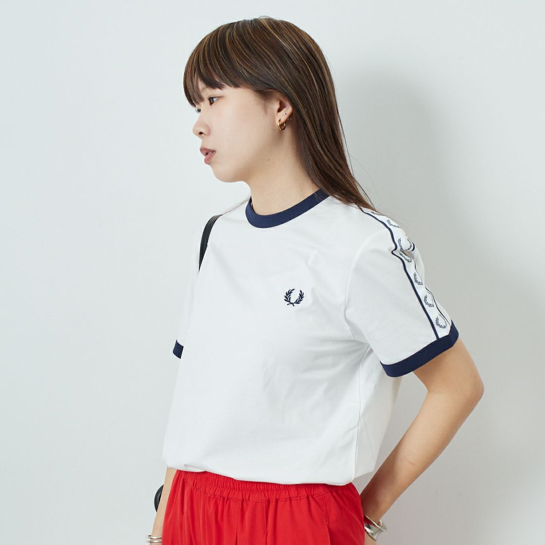 FRED PERRY [フレッドペリー] テープドリンガーTシャツ [M4620] 129 SNOW W &&モデル身長：167cm 着用サイズ：S&&