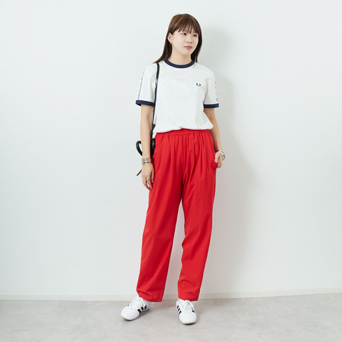 FRED PERRY [フレッドペリー] テープドリンガーTシャツ [M4620] 129 SNOW W &&モデル身長：167cm 着用サイズ：S&&