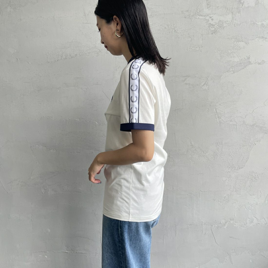 FRED PERRY [フレッドペリー] テープドリンガーTシャツ [M4620] 129 SNOW W &&モデル身長：163cm 着用サイズ：XS&&