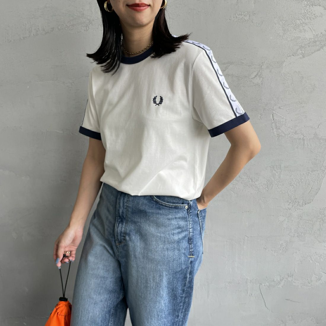 FRED PERRY [フレッドペリー] テープドリンガーTシャツ [M4620] 129 SNOW W &&モデル身長：163cm 着用サイズ：XS&&