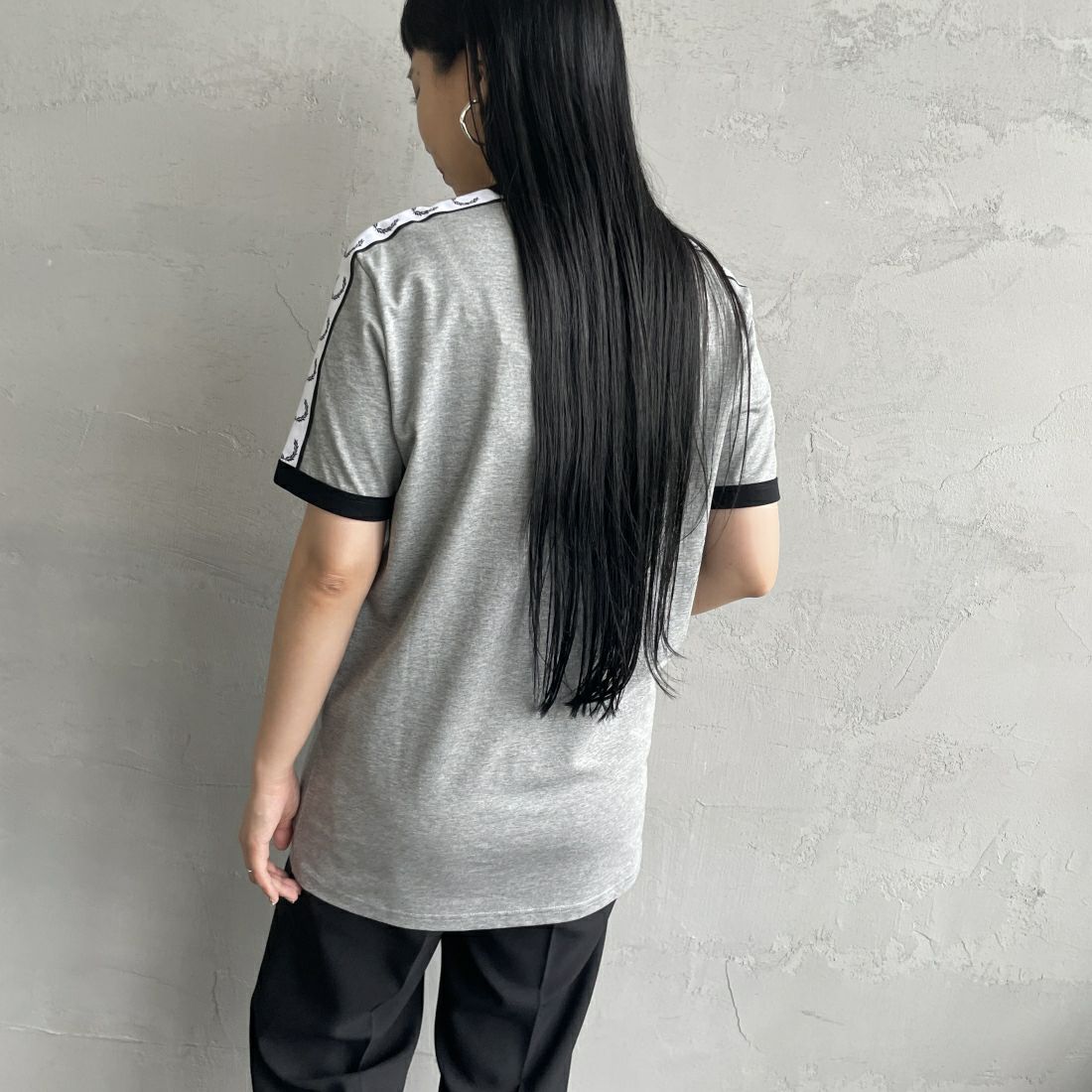 FRED PERRY [フレッドペリー] テープドリンガーTシャツ [M4620] 420 STEEL &&モデル身長：156cm 着用サイズ：S&&