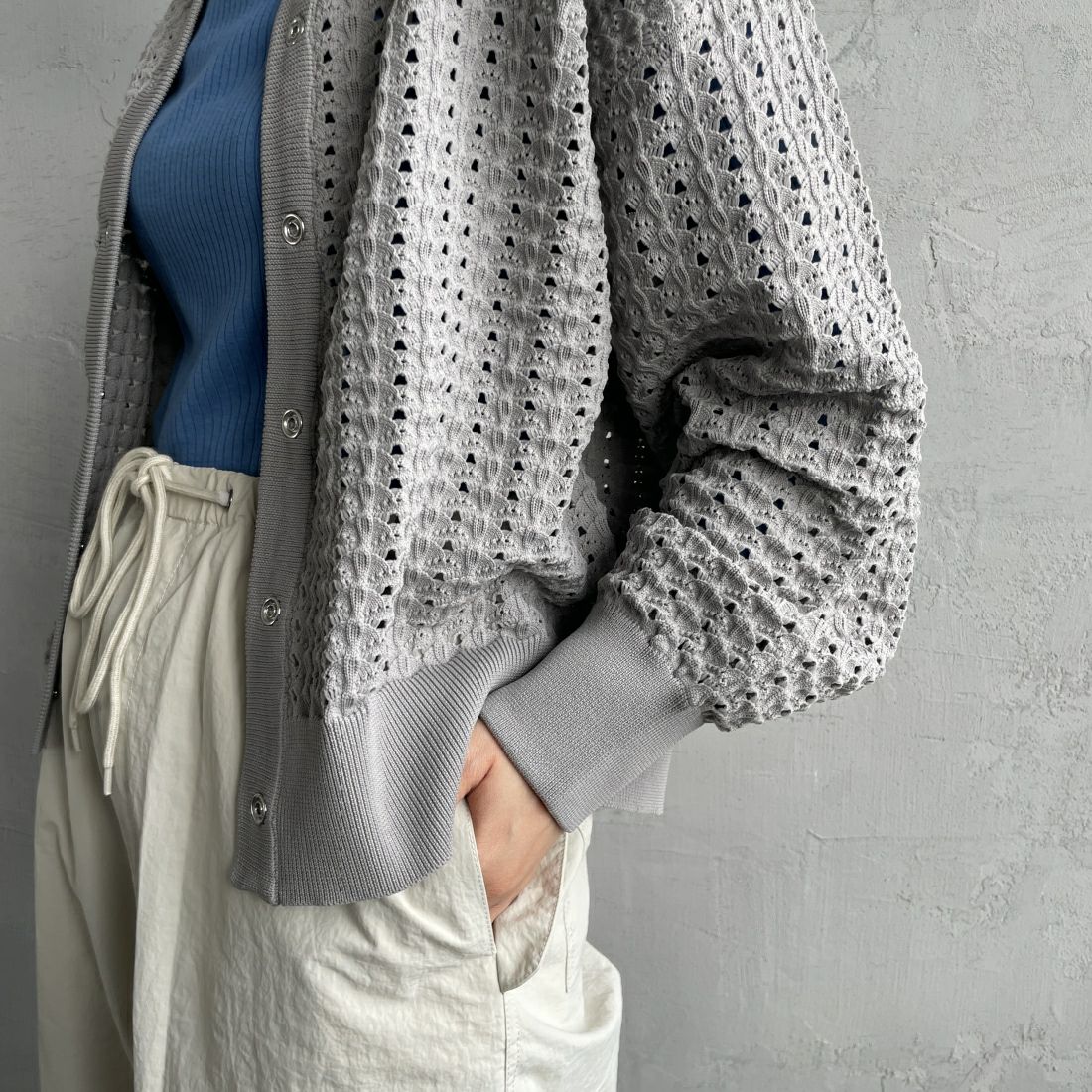 Maison de L'allure [メゾン ドゥ ラリュール] 透かし柄 スポンディッシュカーディガン [23131007] 05 L.GRAY &&モデル身長：156cm 着用サイズ：F&&