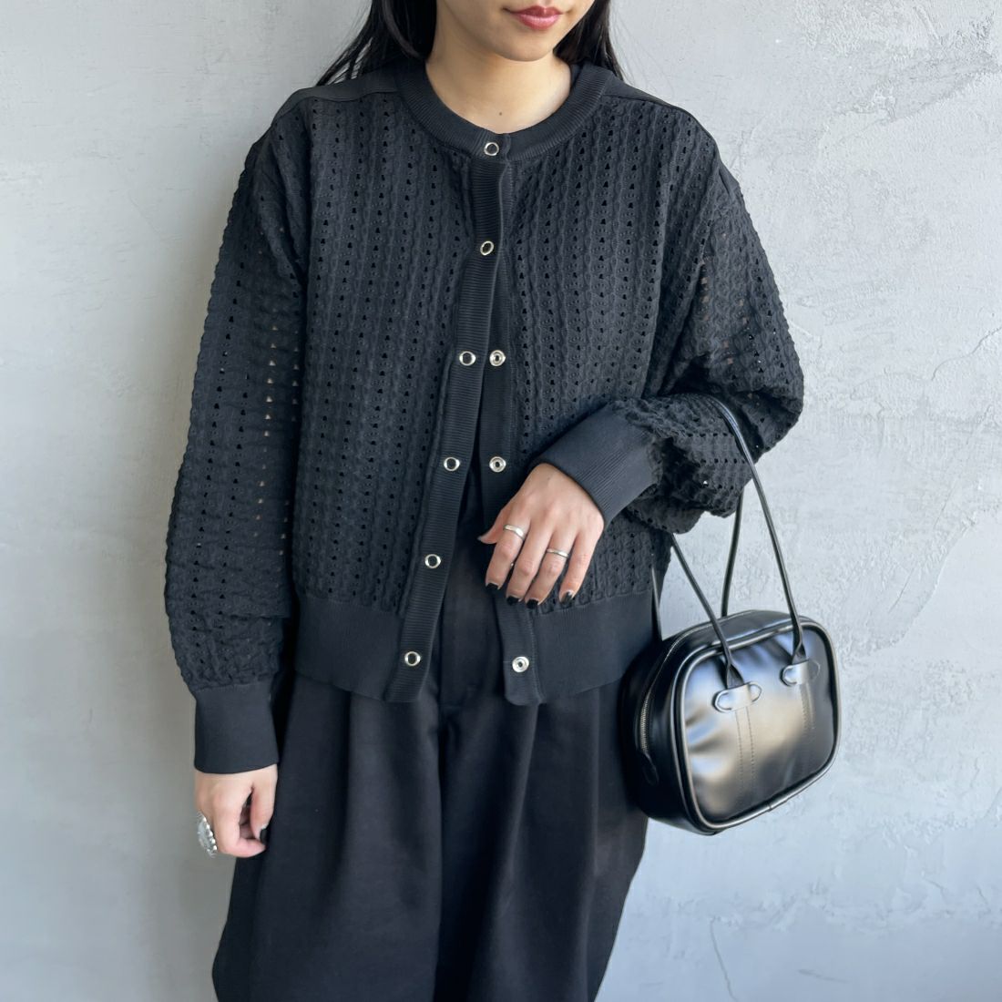 Maison de L'allure [メゾン ドゥ ラリュール] 透かし柄 スポンディッシュカーディガン [23131007] 09 BLACK &&モデル身長：156cm 着用サイズ：F&&