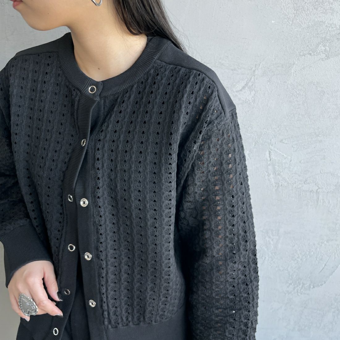 Maison de L'allure [メゾン ドゥ ラリュール] 透かし柄 スポンディッシュカーディガン [23131007] 09 BLACK &&モデル身長：156cm 着用サイズ：F&&