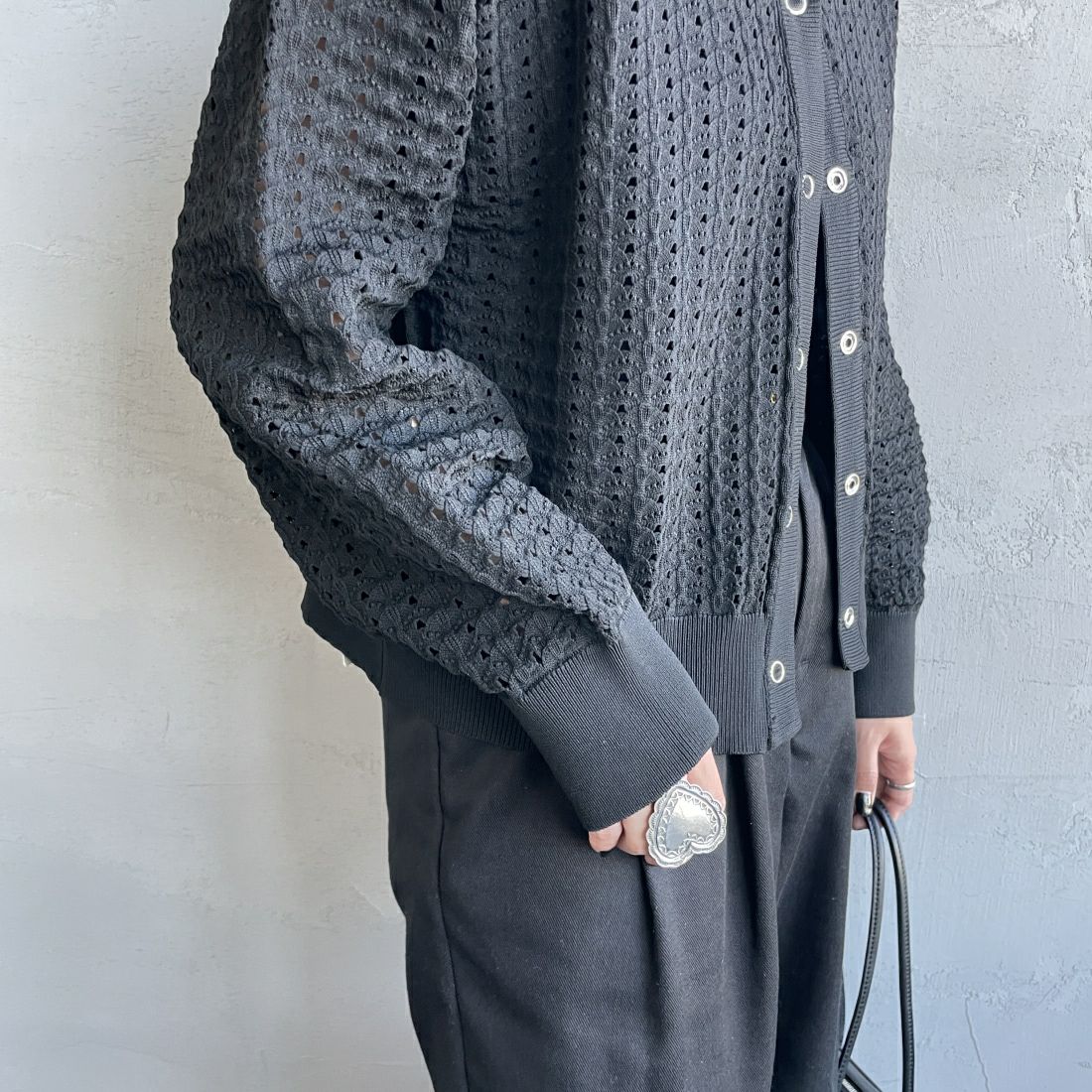 Maison de L'allure [メゾン ドゥ ラリュール] 透かし柄 スポンディッシュカーディガン [23131007] 09 BLACK &&モデル身長：156cm 着用サイズ：F&&