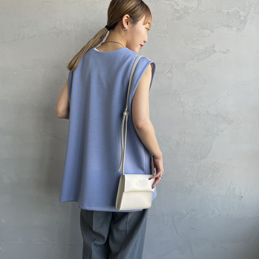 Maison de L'allure [メゾン ドゥ ラリュール] Uネック プルオーバーベスト [23142024] 12 BLUE&&モデル身長：156cm　着用サイズ：F&&