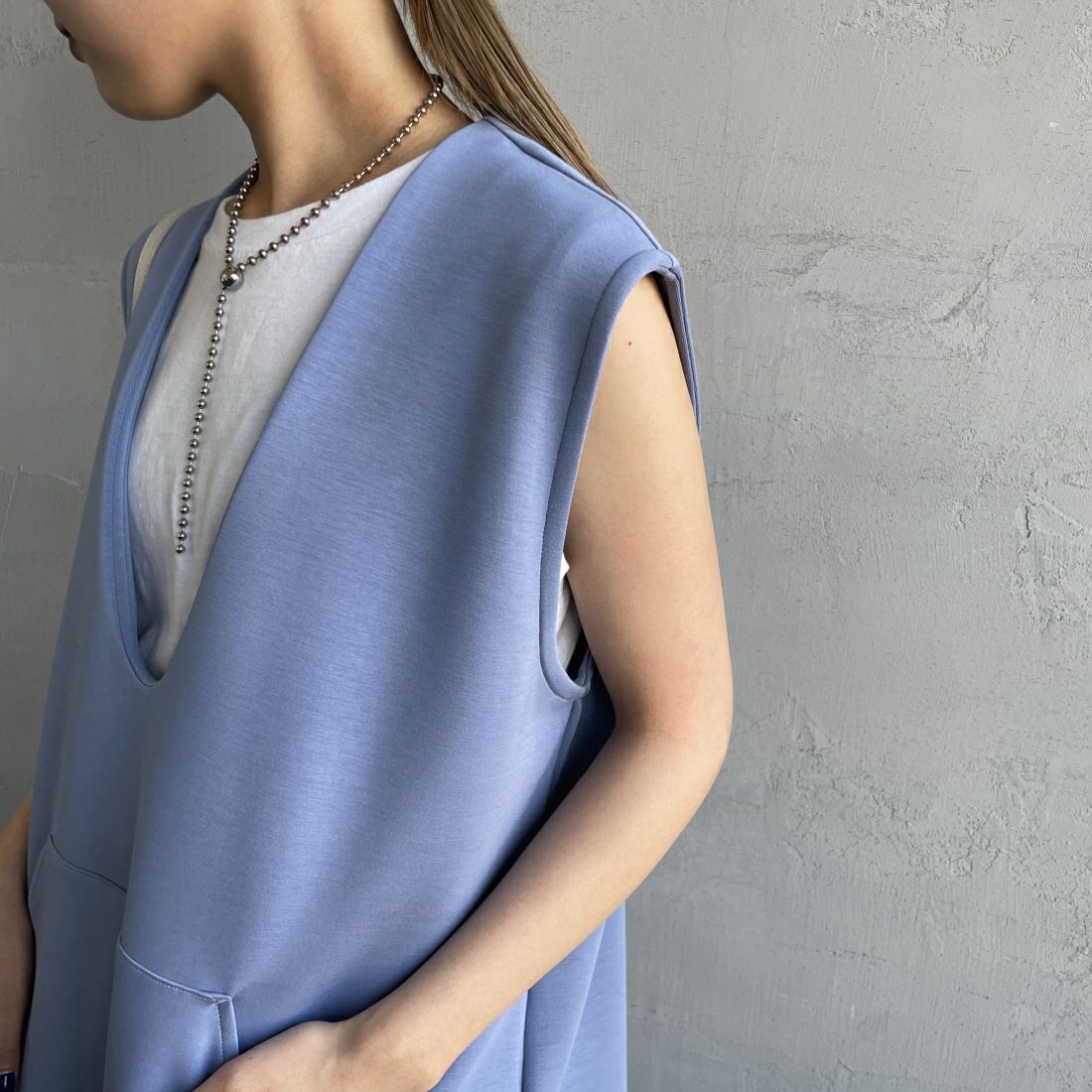 Maison de L'allure [メゾン ドゥ ラリュール] Uネック プルオーバーベスト [23142024] 12 BLUE&&モデル身長：156cm　着用サイズ：F&&