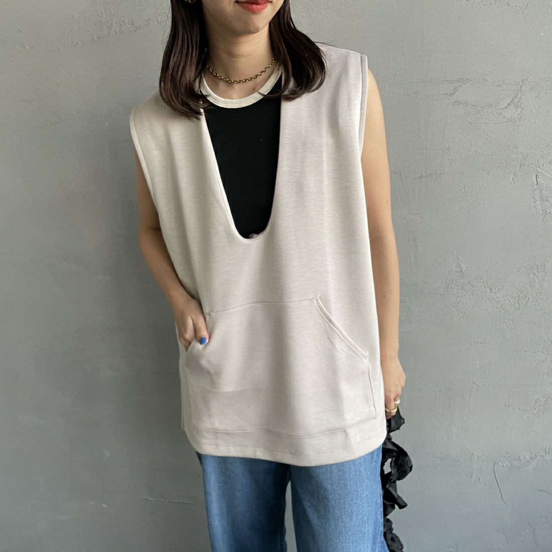 Maison de L'allure [メゾン ドゥ ラリュール] Uネック プルオーバーベスト [23142024] 23 GREIGE&&モデル身長：163cm　着用サイズ：F&&