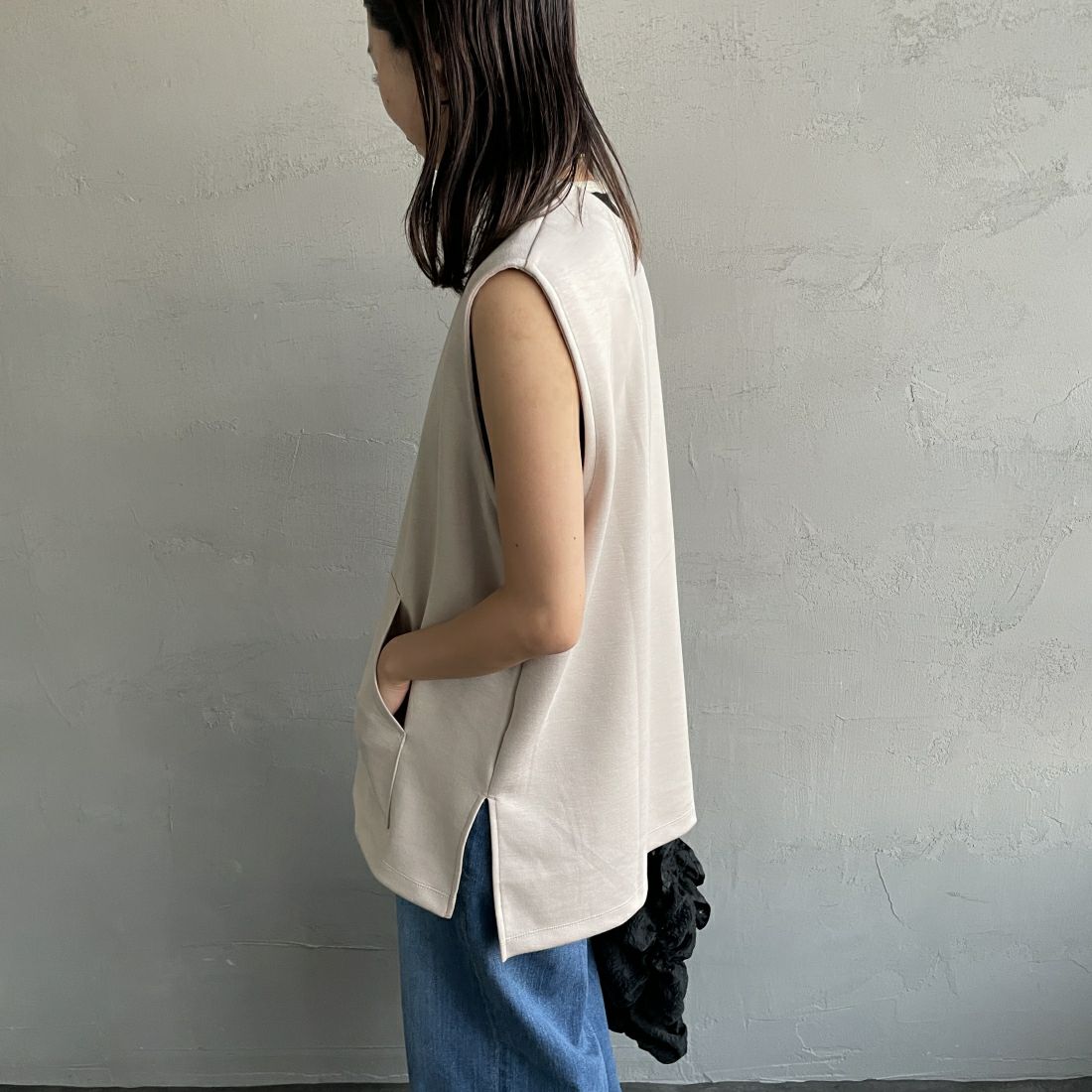 Maison de L'allure [メゾン ドゥ ラリュール] Uネック プルオーバーベスト [23142024] 23 GREIGE&&モデル身長：163cm　着用サイズ：F&&