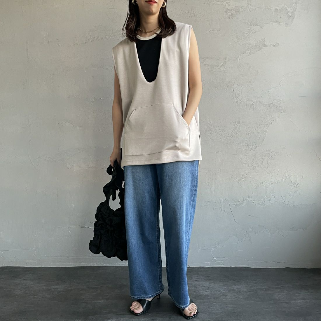 Maison de L'allure [メゾン ドゥ ラリュール] Uネック プルオーバーベスト [23142024] 23 GREIGE&&モデル身長：163cm　着用サイズ：F&&