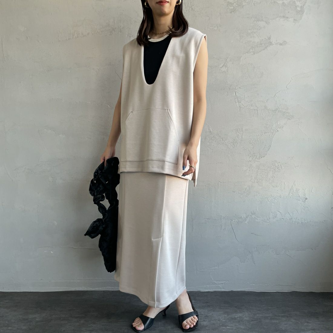 Maison de L'allure [メゾン ドゥ ラリュール] Uネック プルオーバーベスト [23142024] 23 GREIGE&&モデル身長：163cm　着用サイズ：F&&