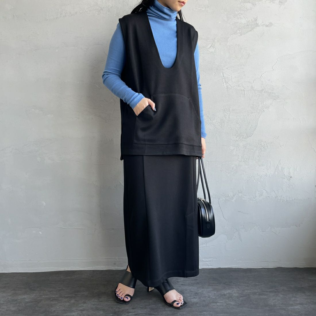 Maison de L'allure [メゾン ドゥ ラリュール] Uネック プルオーバーベスト [23142024] 09 BLACK&&モデル身長：156cm　着用サイズ：F&&