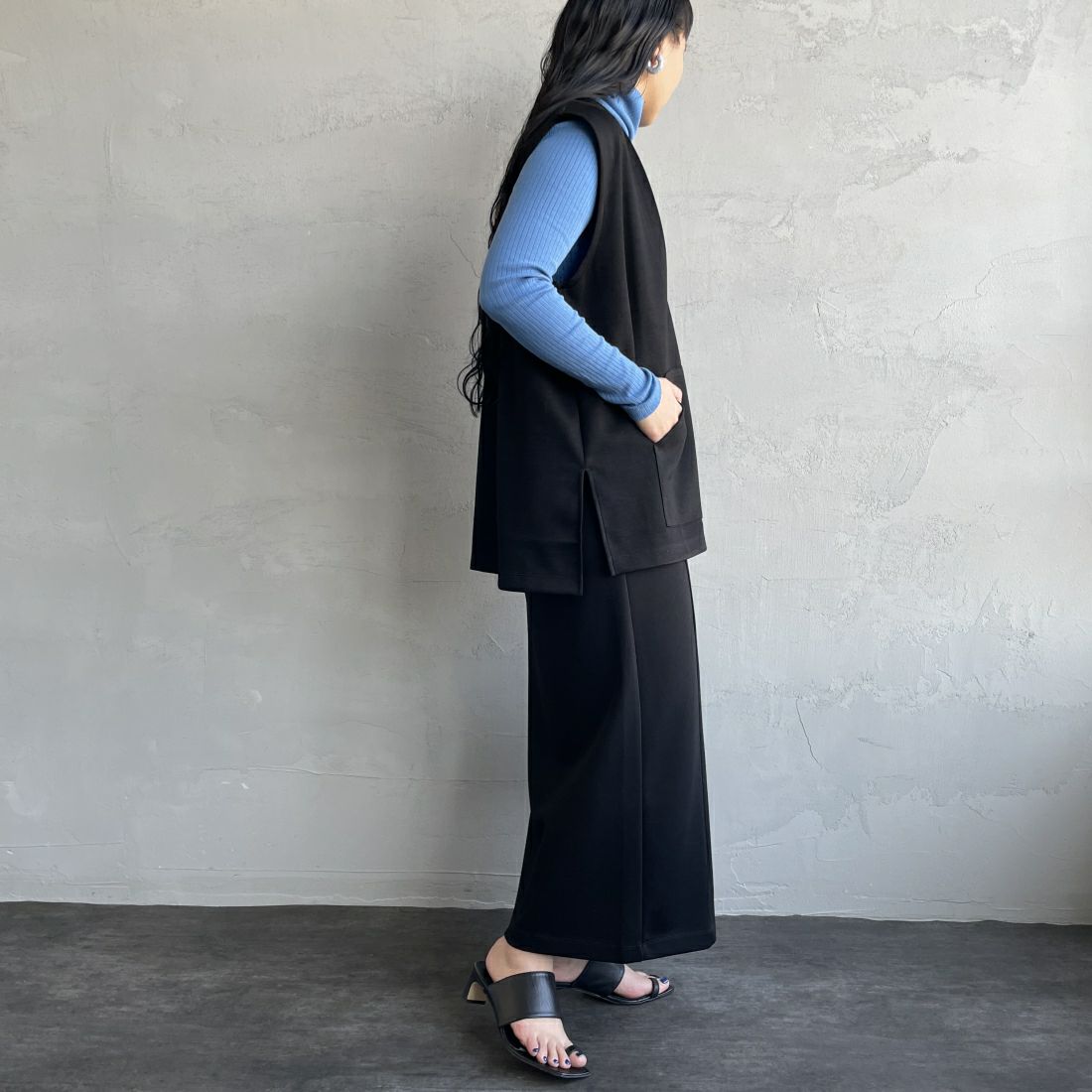 Maison de L'allure [メゾン ドゥ ラリュール] Uネック プルオーバーベスト [23142024] 09 BLACK&&モデル身長：156cm　着用サイズ：F&&