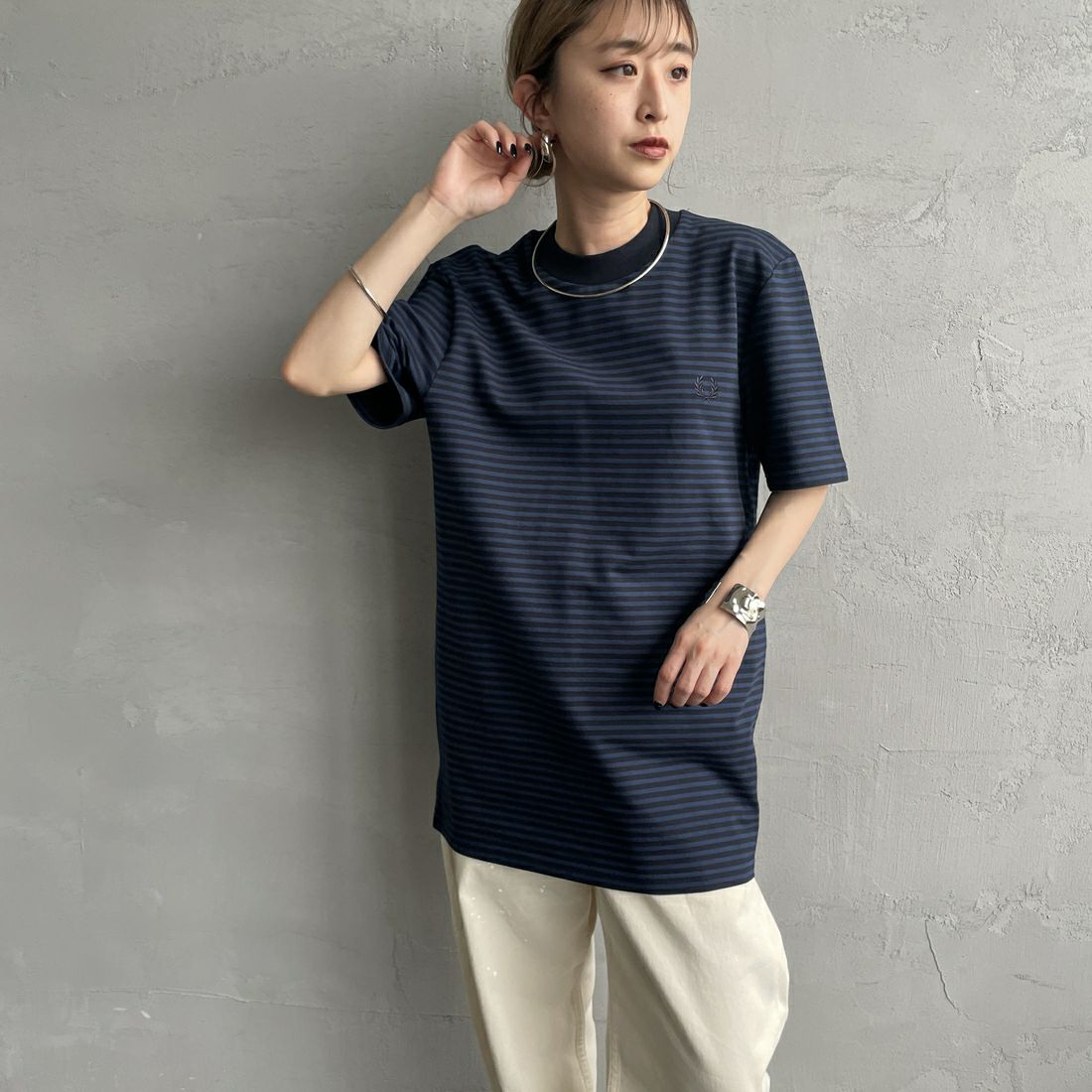 FRED PERRY [フレッドペリー] ファインストライプ ヘビーウエイトTシャツ [M6581] Y92 NAVY/T &&モデル身長：150cm 着用サイズ：S&&