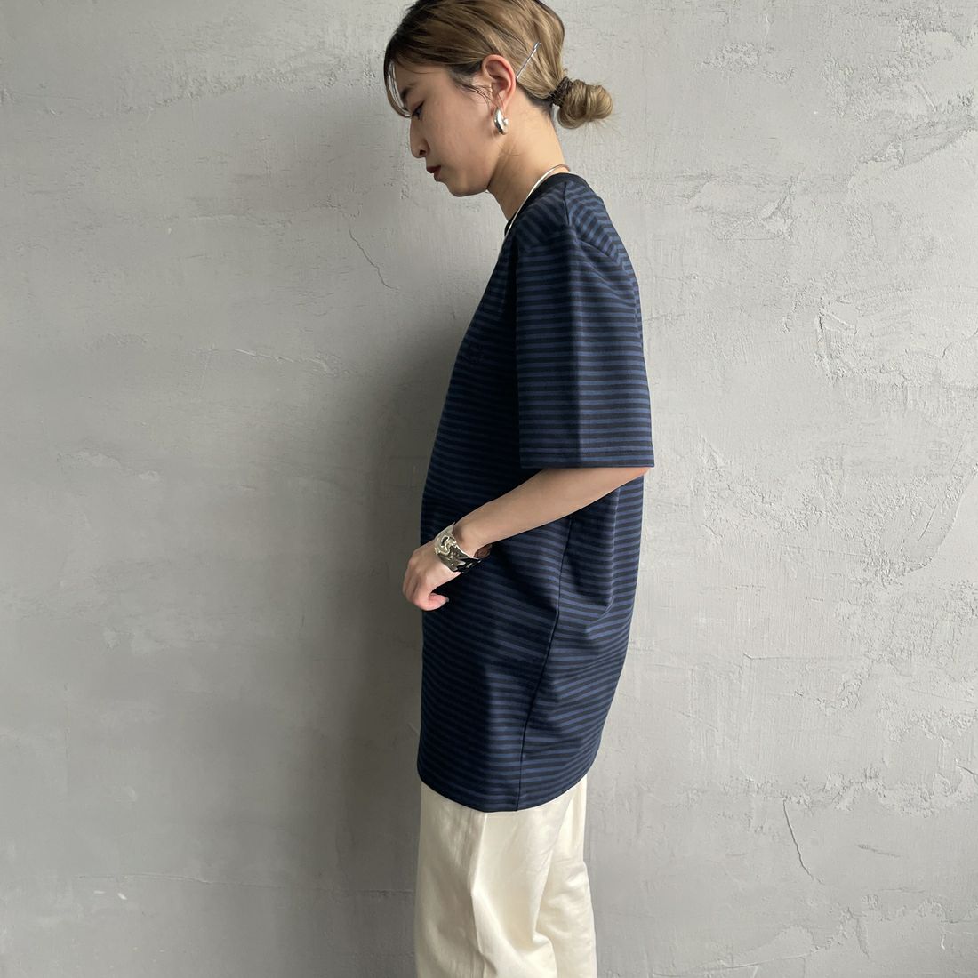 FRED PERRY [フレッドペリー] ファインストライプ ヘビーウエイトTシャツ [M6581] Y92 NAVY/T &&モデル身長：150cm 着用サイズ：S&&