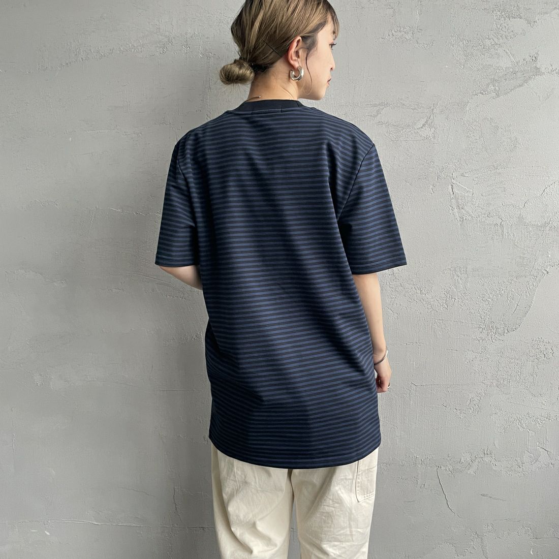 FRED PERRY [フレッドペリー] ファインストライプ ヘビーウエイトTシャツ [M6581] Y92 NAVY/T &&モデル身長：150cm 着用サイズ：S&&