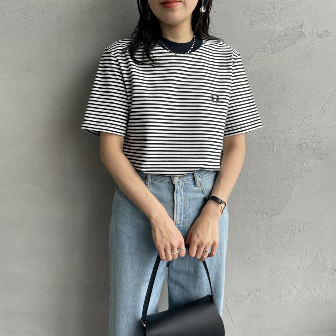 FRED PERRY [フレッドペリー] ファインストライプ ヘビーウエイトTシャツ [M6581] 267 NAVY/S &&モデル身長：160cm 着用サイズ：S&&
