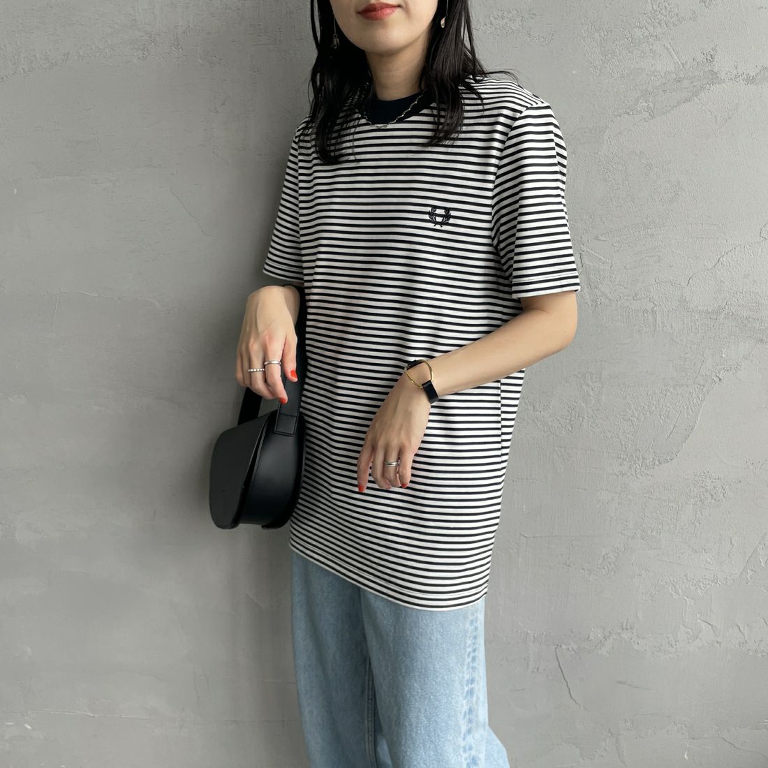 FRED PERRY [フレッドペリー] ファインストライプ ヘビーウエイトTシャツ [M6581] 267 NAVY/S &&モデル身長：160cm 着用サイズ：S&&