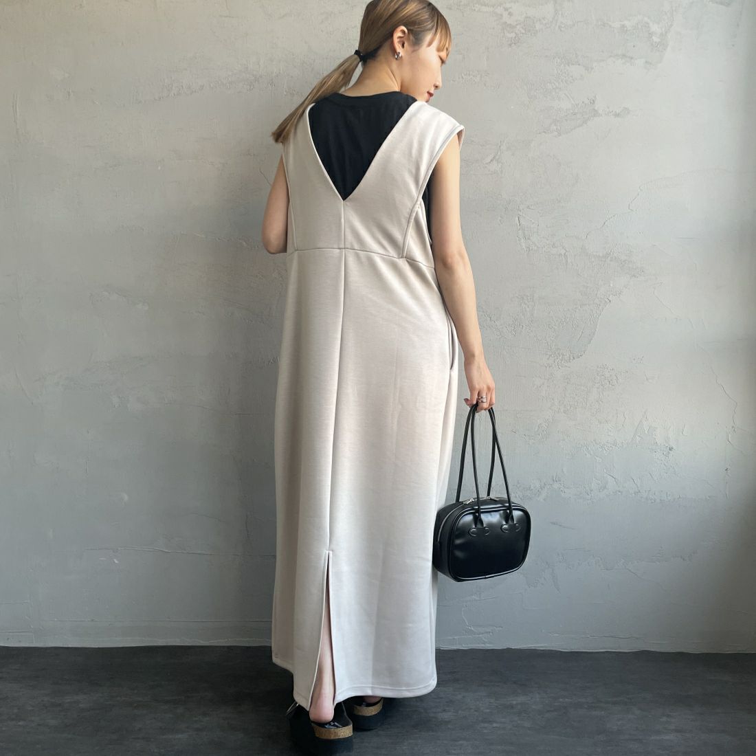 Maison de L'allure [メゾン ドゥ ラリュール] 2WAY Vネックジャンパースカート [23142023] 23 GREIGE&&モデル身長：156cm　着用サイズ：F&&