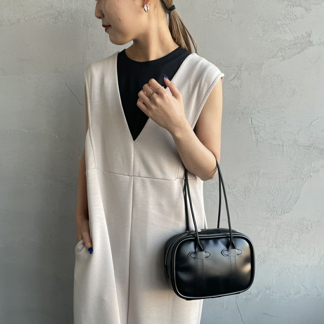 Maison de L'allure [メゾン ドゥ ラリュール] 2WAY Vネックジャンパースカート [23142023] 23 GREIGE&&モデル身長：156cm　着用サイズ：F&&