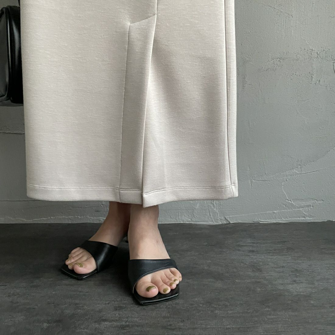 Maison de L'allure [メゾン ドゥ ラリュール] 切替デザイン ナロースカート [23142025] 23 GREIGE&&モデル身長：163cm　着用サイズ：S&&