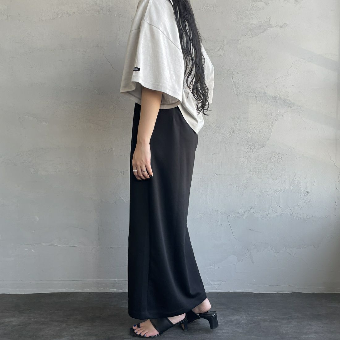 Maison de L'allure [メゾン ドゥ ラリュール] 切替デザイン ナロースカート [23142025] 09 BLACK&&モデル身長：156cm　着用サイズ：M&&