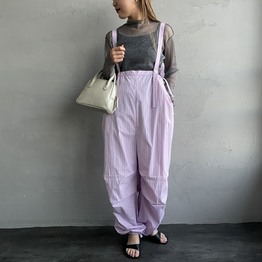 UNIVERSAL OVERALL [ユニバーサルオーバーオール] 別注 ストライプ柄サスペンダーパンツ [U2412800IN-JF] PINK &&モデル身長：156cm 着用サイズ：F&&