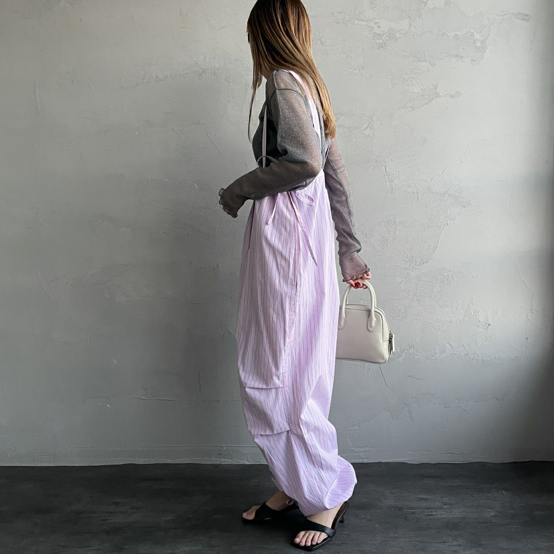 UNIVERSAL OVERALL [ユニバーサルオーバーオール] 別注 ストライプ柄サスペンダーパンツ [U2412800IN-JF] PINK &&モデル身長：156cm 着用サイズ：F&&