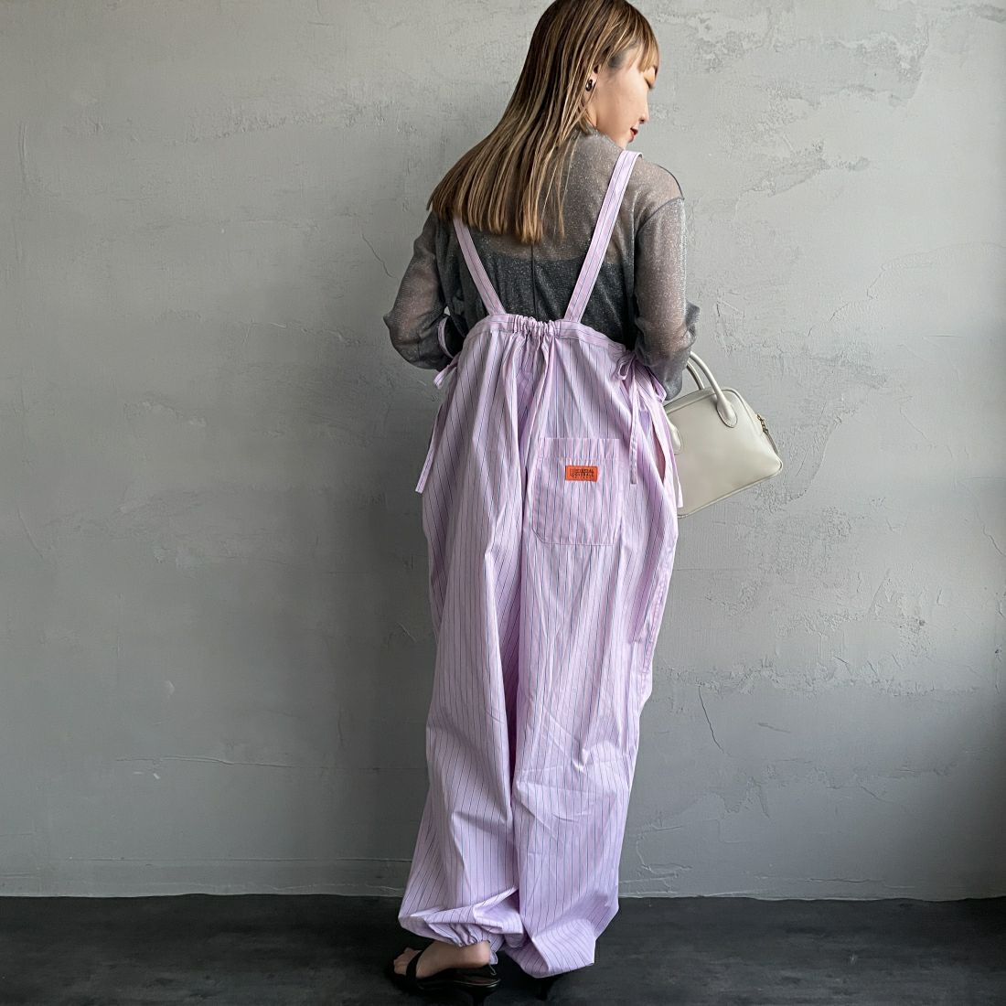 UNIVERSAL OVERALL [ユニバーサルオーバーオール] 別注 ストライプ柄サスペンダーパンツ [U2412800IN-JF] PINK &&モデル身長：156cm 着用サイズ：F&&