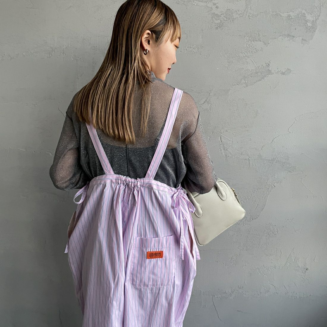 UNIVERSAL OVERALL [ユニバーサルオーバーオール] 別注 ストライプ柄サスペンダーパンツ [U2412800IN-JF] PINK &&モデル身長：156cm 着用サイズ：F&&