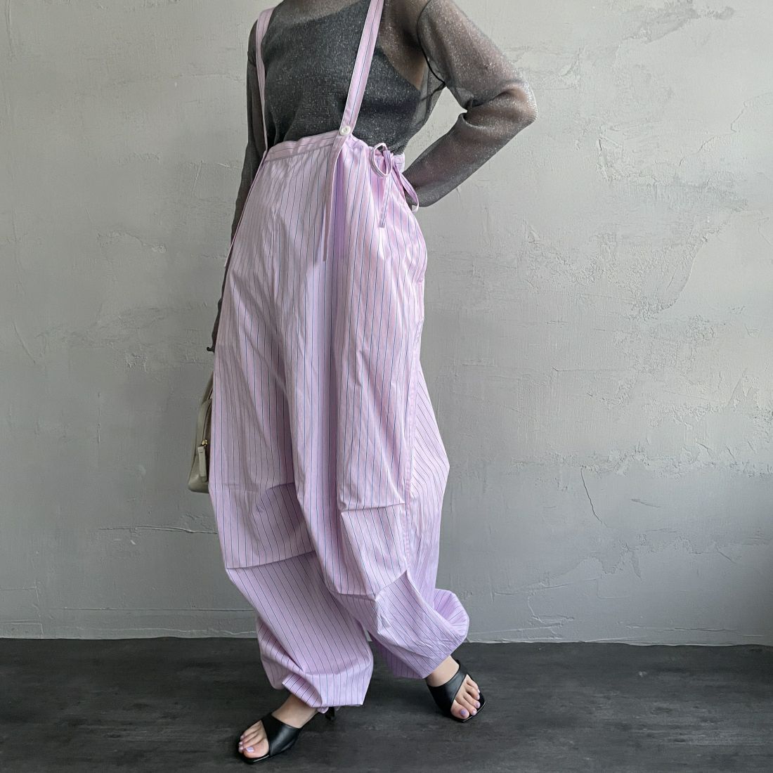 UNIVERSAL OVERALL [ユニバーサルオーバーオール] 別注 ストライプ柄サスペンダーパンツ [U2412800IN-JF] PINK &&モデル身長：156cm 着用サイズ：F&&