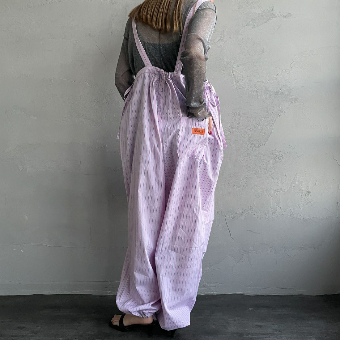 UNIVERSAL OVERALL [ユニバーサルオーバーオール] 別注 ストライプ柄サスペンダーパンツ [U2412800IN-JF] PINK &&モデル身長：156cm 着用サイズ：F&&