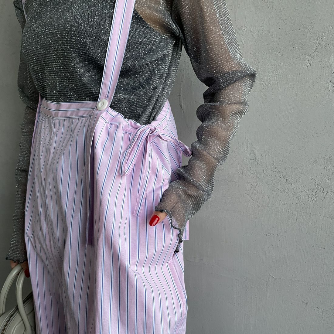 UNIVERSAL OVERALL [ユニバーサルオーバーオール] 別注 ストライプ柄サスペンダーパンツ [U2412800IN-JF] PINK &&モデル身長：156cm 着用サイズ：F&&