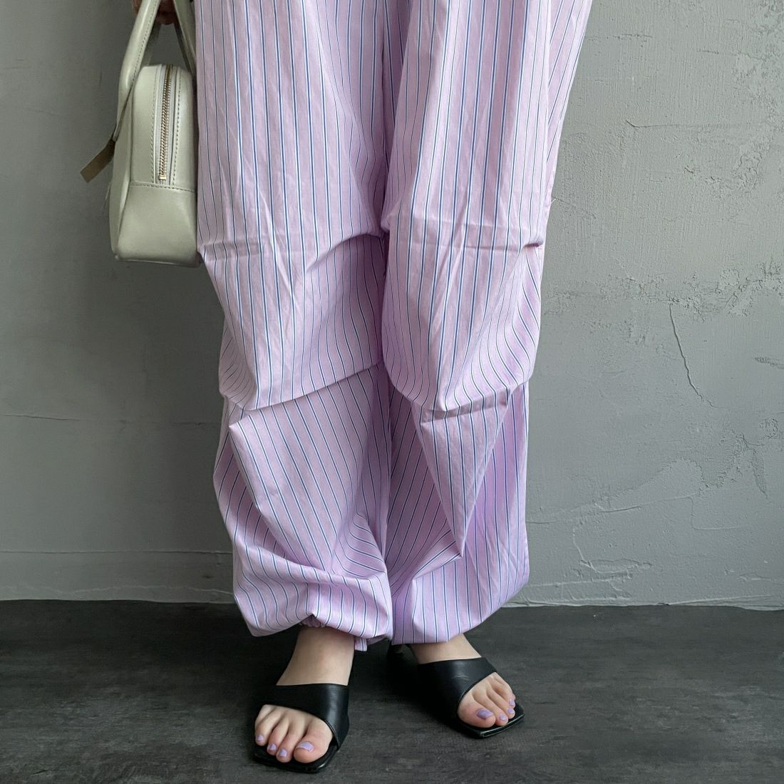 UNIVERSAL OVERALL [ユニバーサルオーバーオール] 別注 ストライプ柄サスペンダーパンツ [U2412800IN-JF] PINK &&モデル身長：156cm 着用サイズ：F&&