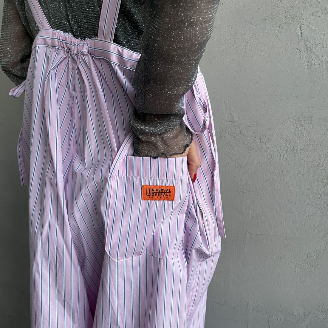 UNIVERSAL OVERALL [ユニバーサルオーバーオール] 別注 ストライプ柄サスペンダーパンツ [U2412800IN-JF] PINK &&モデル身長：156cm 着用サイズ：F&&