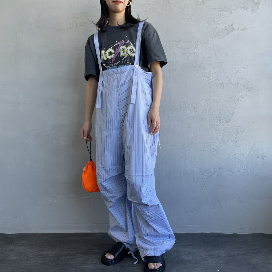 UNIVERSAL OVERALL [ユニバーサルオーバーオール] 別注 ストライプ柄サスペンダーパンツ [U2412800IN-JF] BLUE &&モデル身長：163cm 着用サイズ：F&&